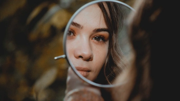 आईना देखने के बाद आने वाले एहसास